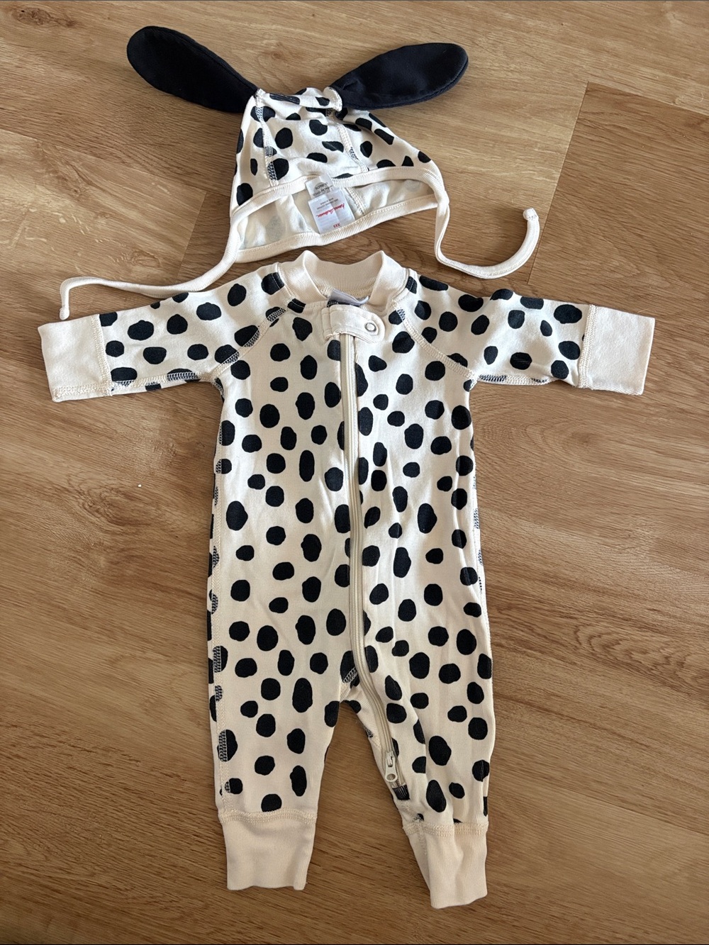 Hanna Andersson Dalmatian Dot Zip up onesie w. Hat